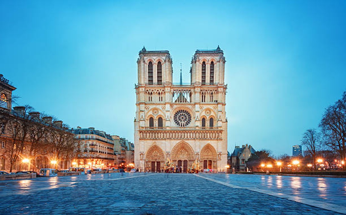 NOTRE-DAME DE PARIS