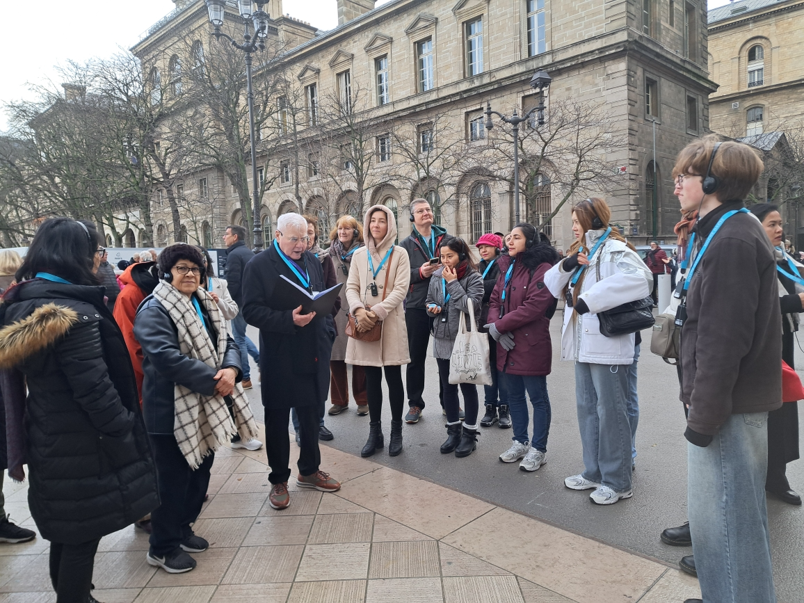 Une image contenant habits, chaussures, personne, plein air

Le contenu g&eacute;n&eacute;r&eacute; par l&rsquo;IA peut &ecirc;tre incorrect.