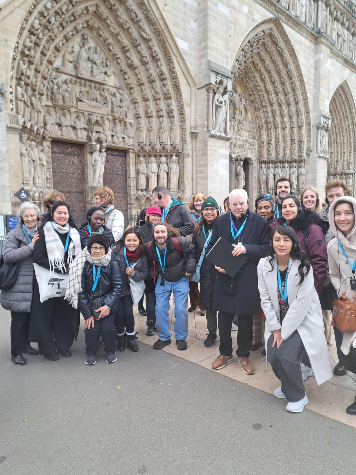 Une image contenant habits, personne, chaussures, b&acirc;timent

Le contenu g&eacute;n&eacute;r&eacute; par l&rsquo;IA peut &ecirc;tre incorrect.