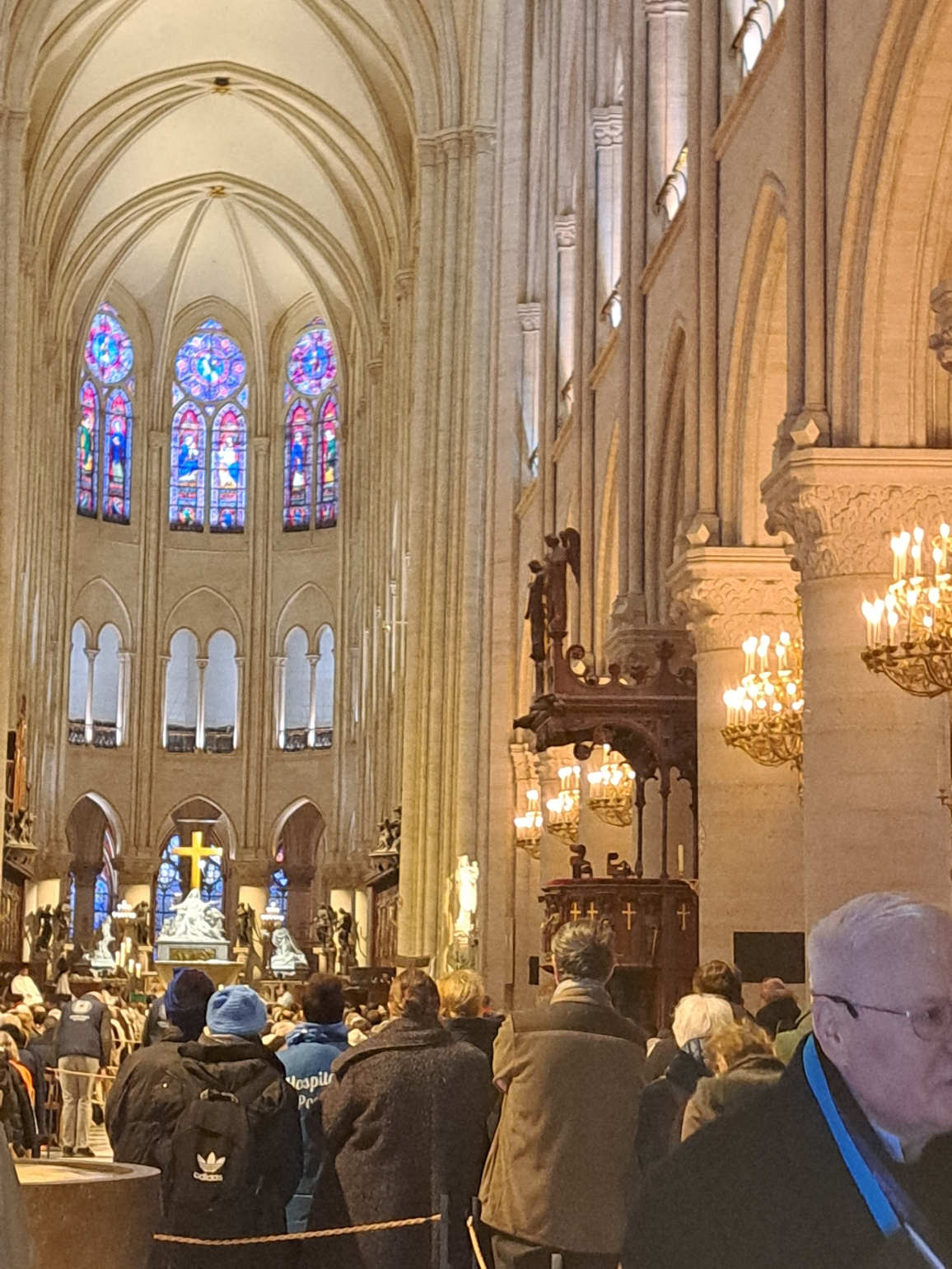 Une image contenant habits, homme, personne, int&eacute;rieur

Le contenu g&eacute;n&eacute;r&eacute; par l&rsquo;IA peut &ecirc;tre incorrect.