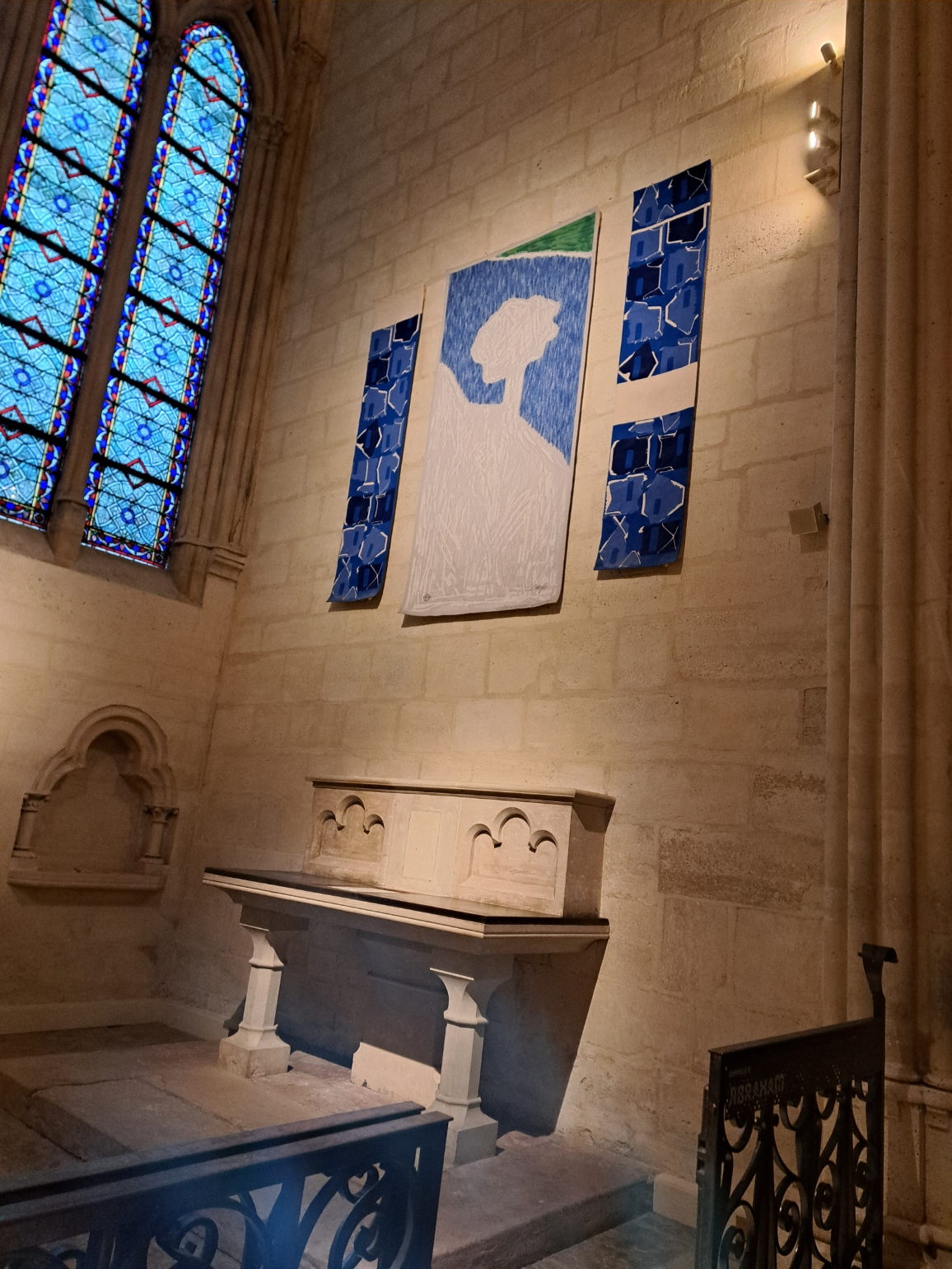 Une image contenant int&eacute;rieur, mur, salle de bain, fen&ecirc;tre

Le contenu g&eacute;n&eacute;r&eacute; par l&rsquo;IA peut &ecirc;tre incorrect.